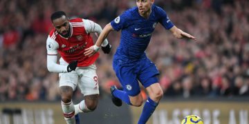 LONDON, ENGLAND - DECEMBER 29: Jorginho of Chelsea is closed down by Alexandre Lacazette of Arsenal during the Premier League match between Arsenal FC and Chelsea FC at Emirates Stadium on December 29, 2019 in London, United Kingdom. (Photo by Shaun Botterill/Getty Images)