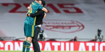 LONDON, ENGLAND - JULY 18: manager Mikel Arteta and Emiliano Martínez of Arsenal celebrate on pitch after the FA Cup Semi Final match between Arsenal and Manchester City at Wembley Stadium on July 18, 2020 in London, England. (Photo by Sebastian Frej/MB Media/Getty Images)