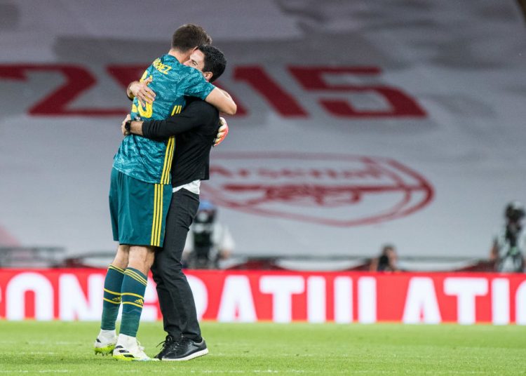 LONDON, ENGLAND - JULY 18: manager Mikel Arteta and Emiliano Martínez of Arsenal celebrate on pitch after the FA Cup Semi Final match between Arsenal and Manchester City at Wembley Stadium on July 18, 2020 in London, England. (Photo by Sebastian Frej/MB Media/Getty Images)