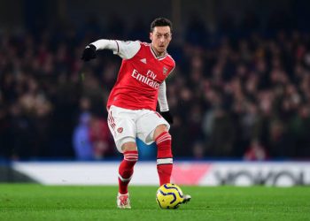 LONDON, ENGLAND - JANUARY 21: Mesut Ozil of Arsenal passes the ball during the Premier League match between Chelsea FC and Arsenal FC at Stamford Bridge on January 21, 2020 in London, United Kingdom. (Photo by Shaun Botterill/Getty Images)
